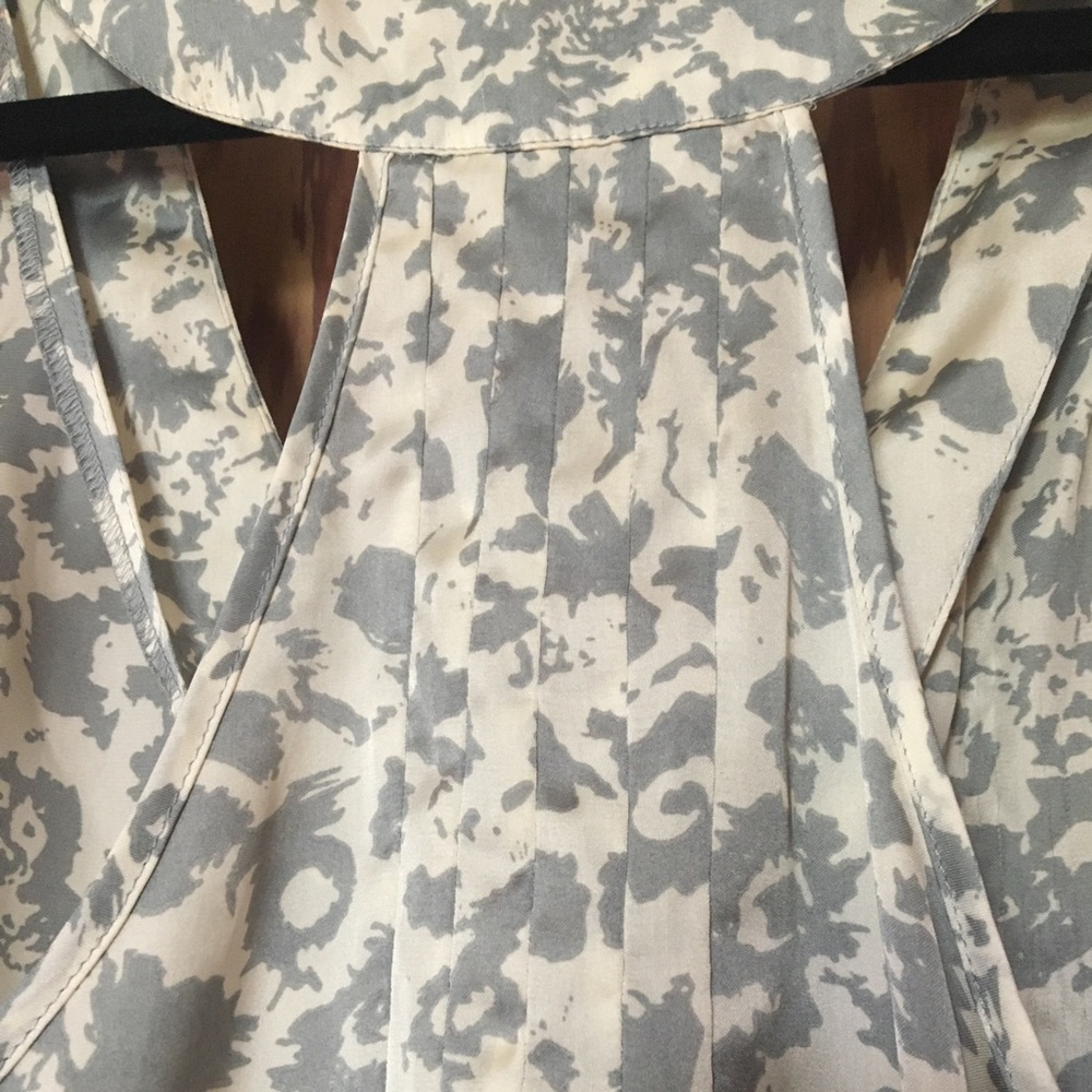 Sleeveless Razorback blouse - Picture 8 of 8